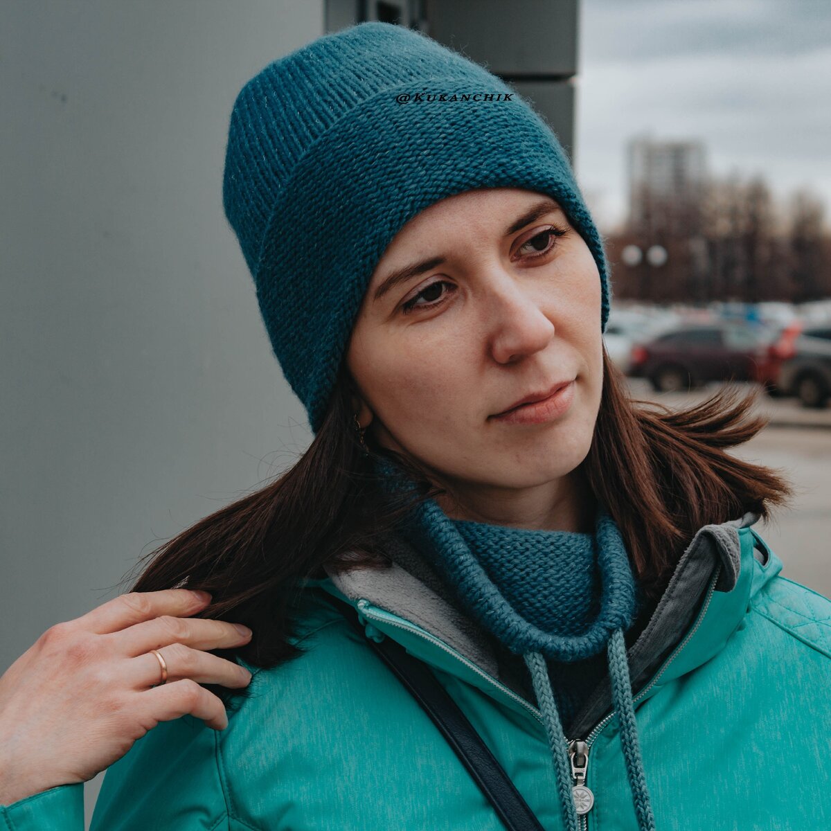 Я в вязаной мной шапкой и худи из бобинного мериноса