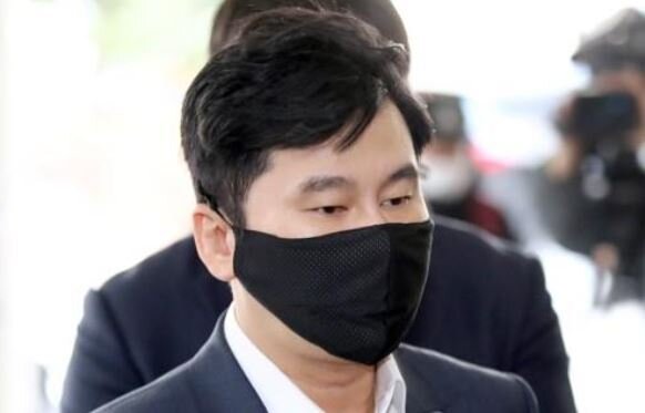 Ян Хён Сок, основатель и бывший генеральный директор K-pop компании YG Entertainment, прибывает в Западный окружной суд Сеула для участия в судебном процессе по вынесению приговора в пятницу. (Йонхап)