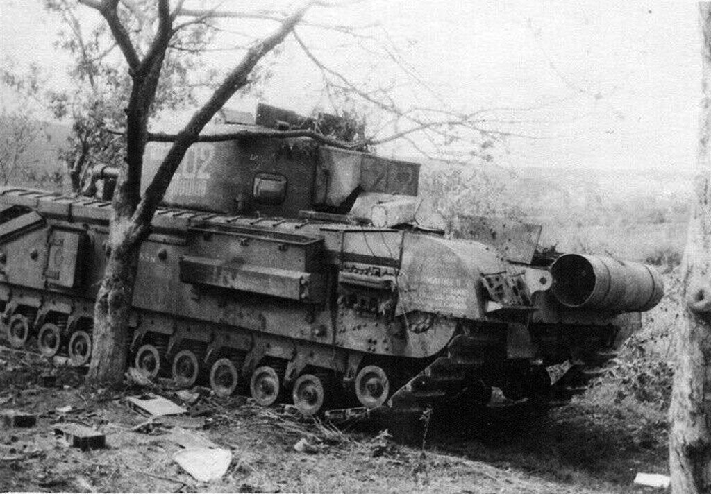 Английские танки "Черчилль" после боев с танковыми дивизиями СС под ...