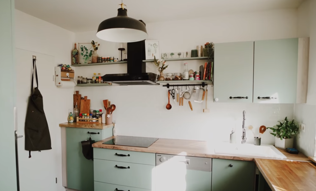 Открытые полки – это выставка пылесборников. 