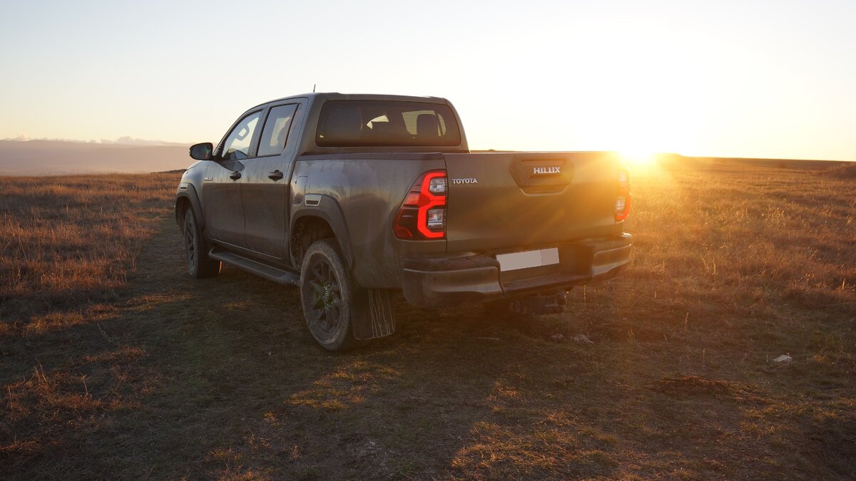 Обновленный пикап Тойота Хайлакс, версия BLACK ONIX