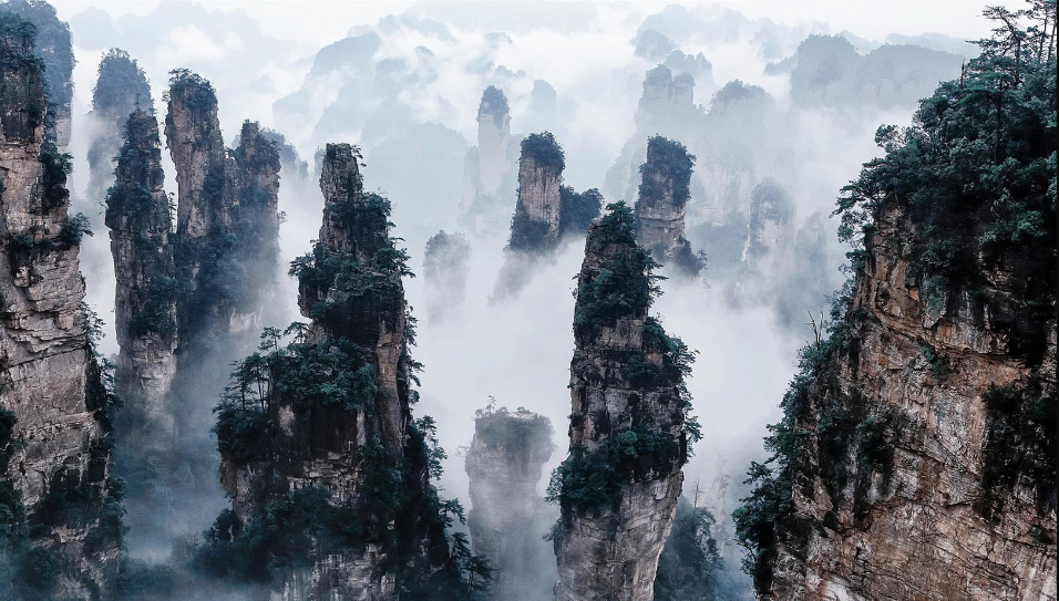 Пейзаж затуманенных гор Тяньцзы