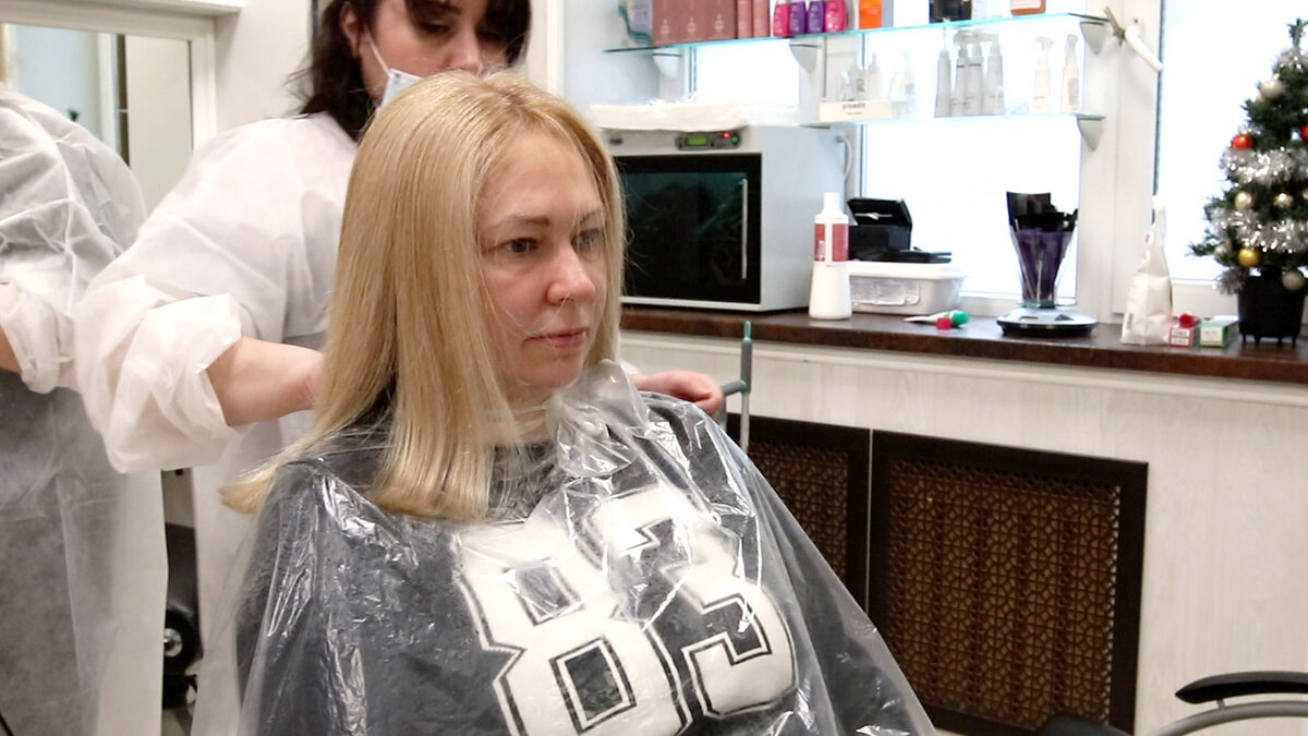 Опытные мастера сначала окрашивают волосы, а затем их стригут