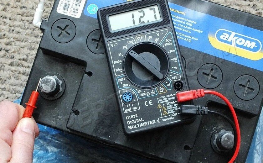 Проверка клемм аккумулятора 