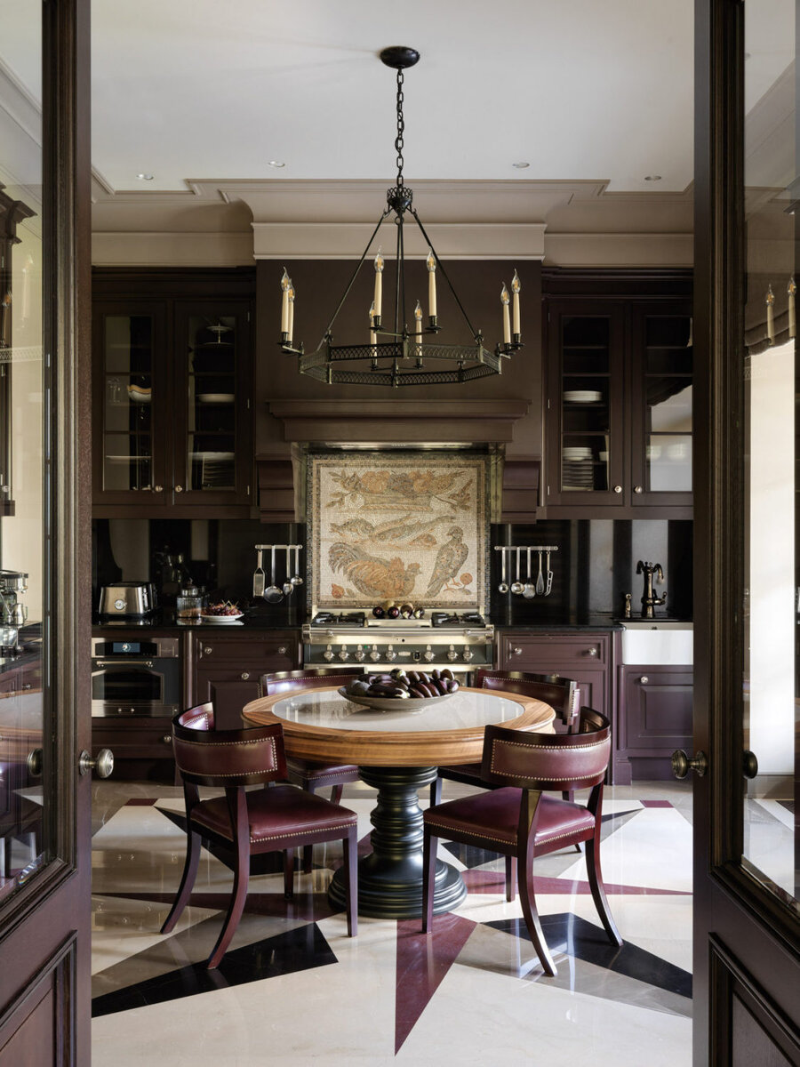  Дом по проекту Гули Галеевой в Подмосковье . Кухня. Гарнитур, Smallbone; cтол сделан на заказ; cтулья, Soane; люстра, Charles Edwards; мозаичное панно по мотивам древнеримских рисунков изготовлено на заказ.