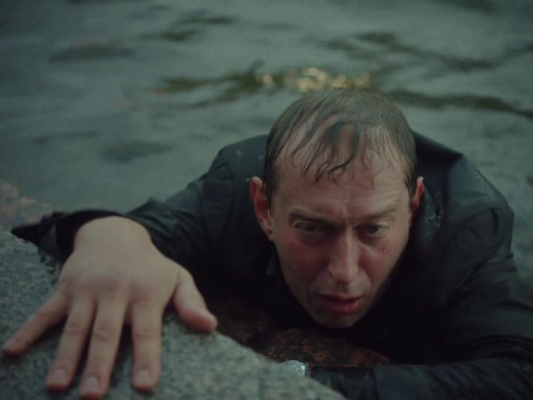 Карабкается. карабкается, но по пьяне никак залезть обратно не может.