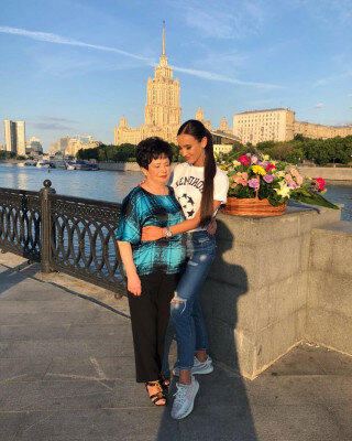 На фото изображена Ольга Бузова со своей бабушкой Аллой. Источник фото: Яндекс.Картинки 