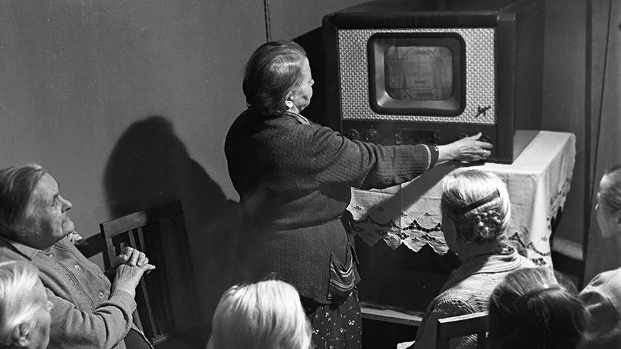 Вещание первого. Первый телевизор. Изобретение телевидения. Телевизор 20 века. Первый отечественный телевизор.
