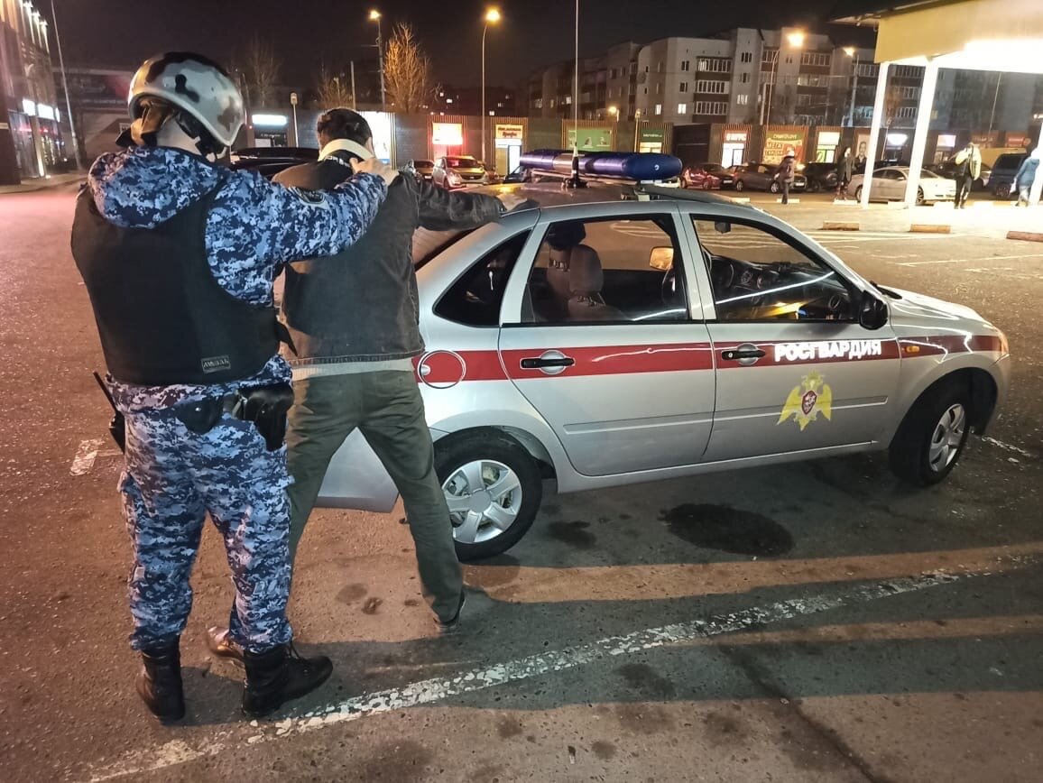 Совершено несколько. Задержание в Калининграде сегодня. Росгвардия мужчины. Парни росгвардейцы. Задержание росгвардейцев в Омске.