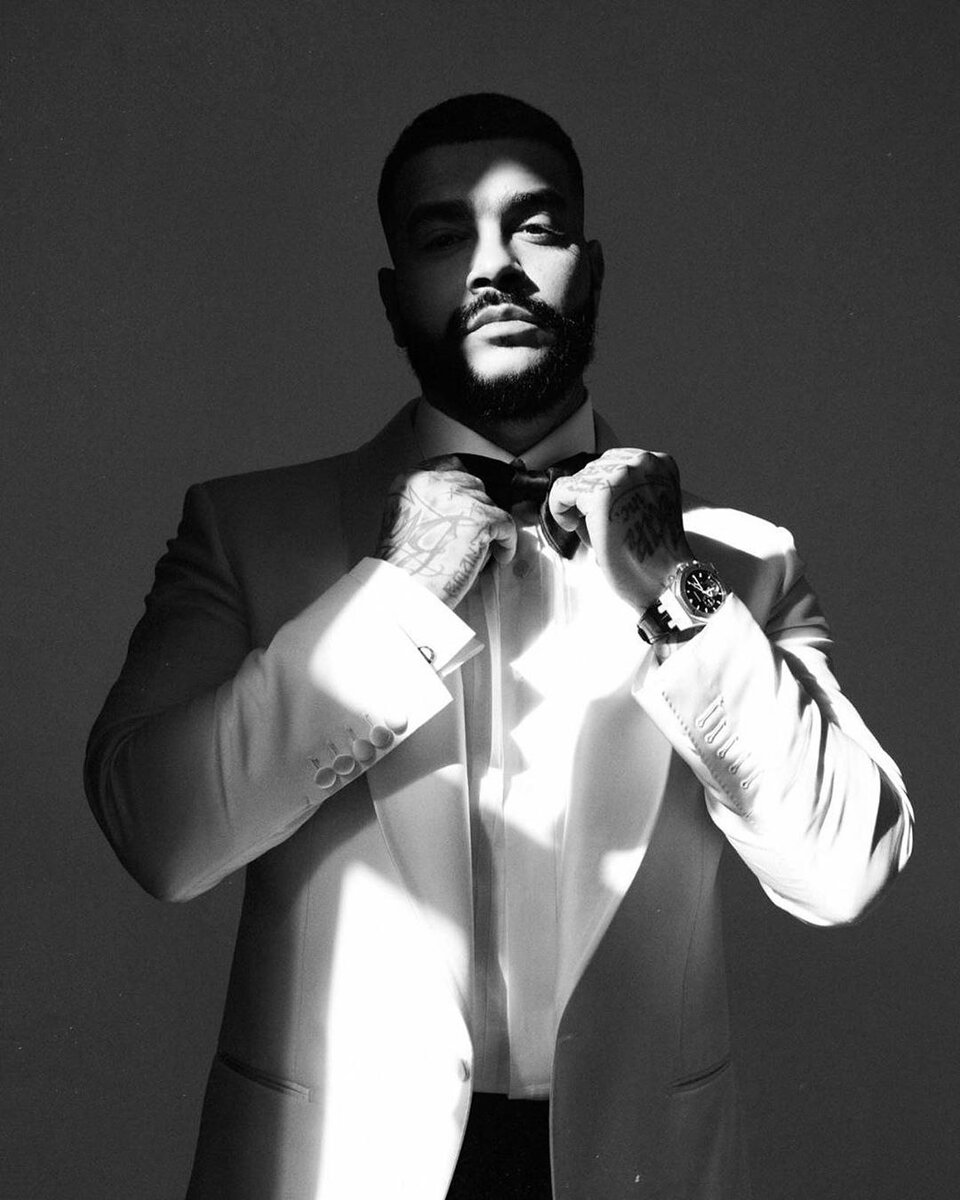 Редактировать галереюТимати – популярный российский рэп-исполнитель, основатель музыкальной империи Black Star. На его творчестве выросло целое поколение. Талант исполнителя позволил ему реализовать себя в нескольких направлениях – в качестве певца, киноактера и продюсера. Сегодня Тимур Юнусов не только успешный музыкант, собирающий многотысячные залы, но и успешный бизнесмен, развивающий ряд проектов в столице и регионах.Детство и юностьРедактировать галереюТимур Ильдарович Юнусов родился в Москве 15 августа 1983 года под знаком зодиака Лев. Знаменитый теперь под псевдонимом Тимати рэпер по национальности наполовину татарин, наполовину еврей. Еще в детстве Тимур жил в достатке, поскольку семья всегда была обеспеченной, но отец – бизнесмен Ильдар Вахитович Юнусов – воспитывал сына так, чтобы он умел добиваться всего сам. У Тимати есть брат Артем. С раннего возраста Тимур был творческим и развитым ребенком. Родители отдали его на обучение в музыкальную школу по классу скрипки. Мальчик 4 года посвятил инструменту. В Москве Юнусов-младший занимался брейк-дансом, затем с товарищем организовал рэп-группу VIP 77. Композиции дуэта «Фиеста» и «Мне нужен ты один» занимали верхние ступеньки отечественных хит-парадов.МузыкаЗагружается...