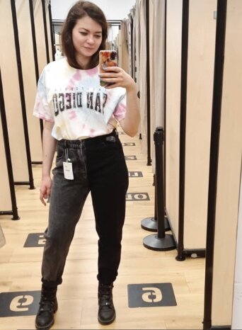 Эти классные двухцветные джинсы я приобрела себе в Bershka в феврале. И они идеально вписались в мой гардероб! А также мне очень приглянулась данная футболка. Её посадка определённо хороша, но принт тай-дай сейчас всё-таки устаревает.