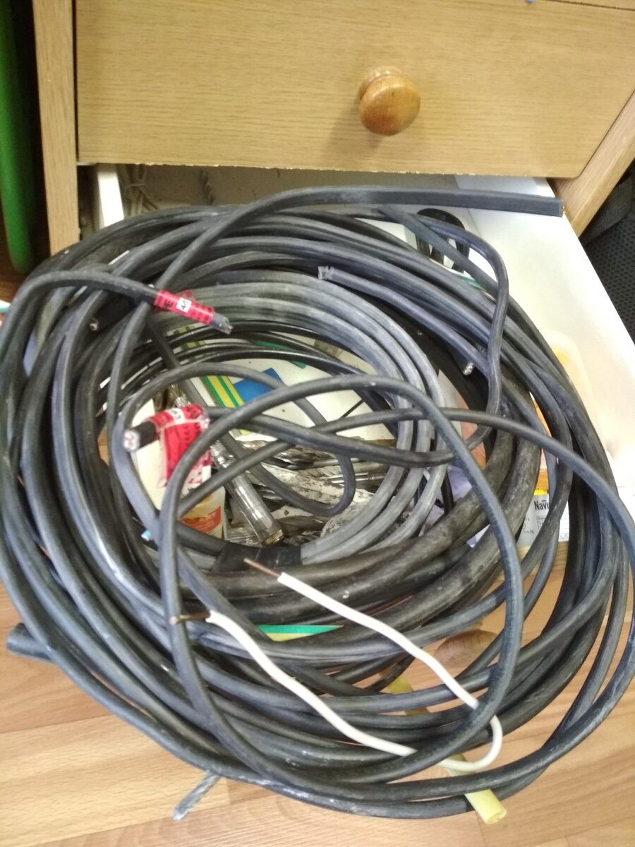 Кабель, изоляцию которого приходиться проверять прибором, когда он в стенах. Фотография автора статьи.