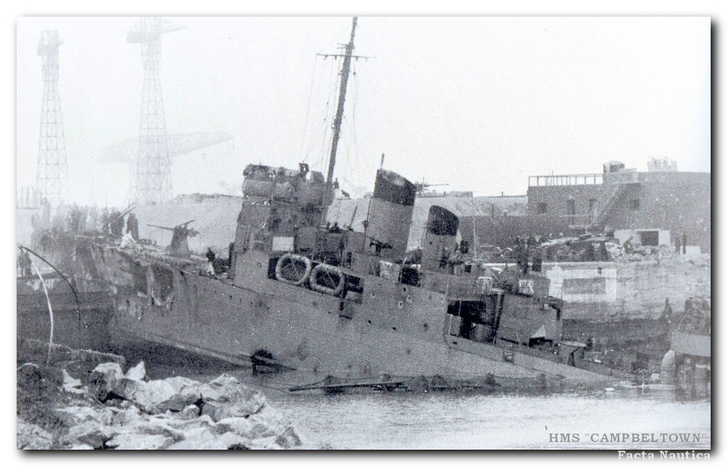 Британский эсминец, врезавшийся в доки. Тут, конечно, не видно, но он розовый. Источник фото: http://facta-nautica.graptolite.net/Campbeltown.html