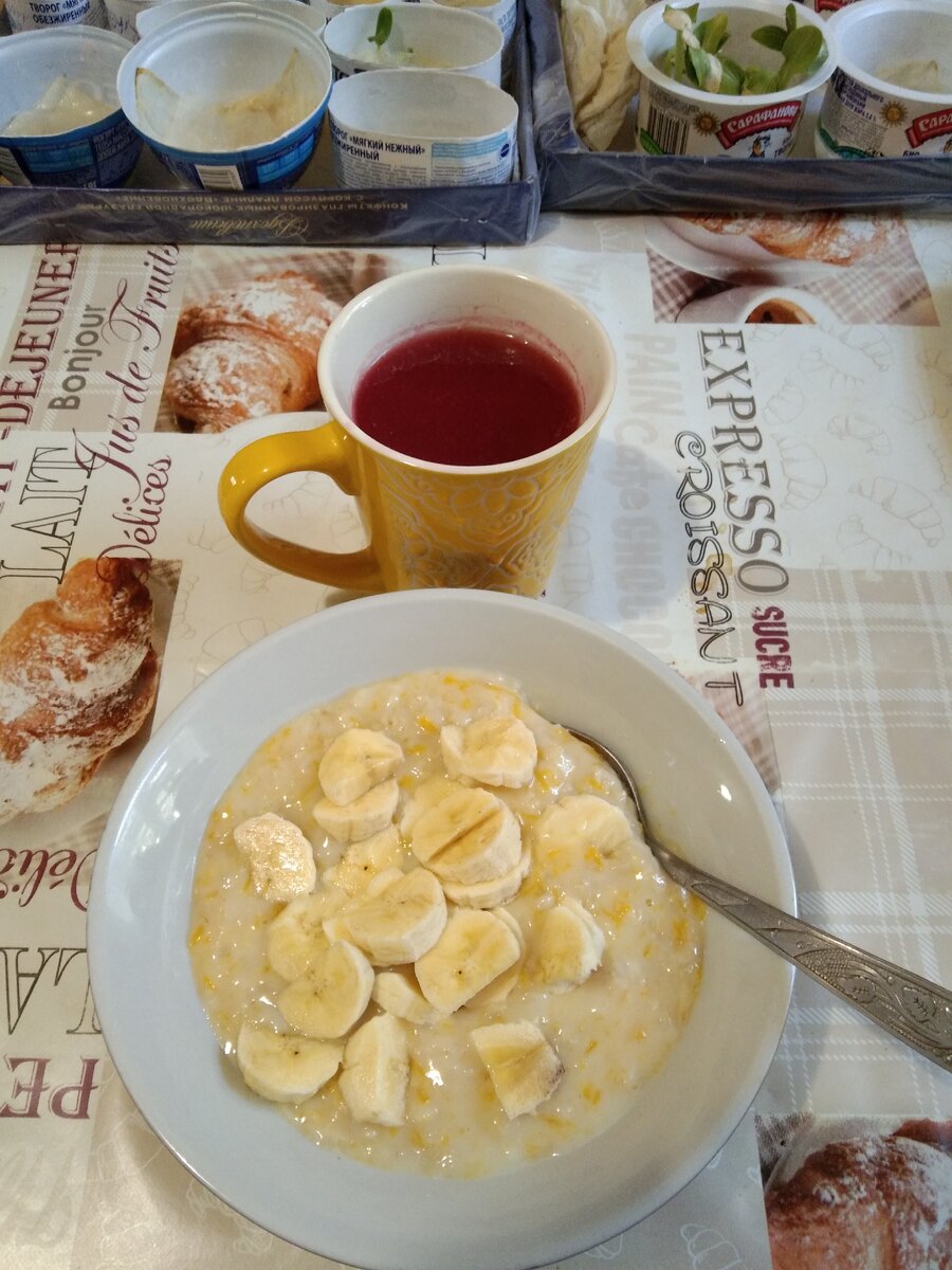 КБЖУ: 222/8,2/3,1/40,2. На фото видно, как сильно проросли витаминная тыква и китайский огурец. Нужно срочно высаживать в землю.