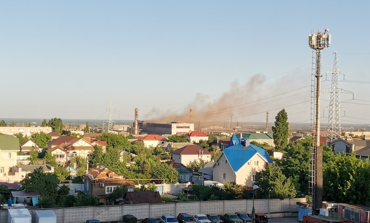 Прекрасный вид из окна на еле живой металлургический завод "Красный октябрь"