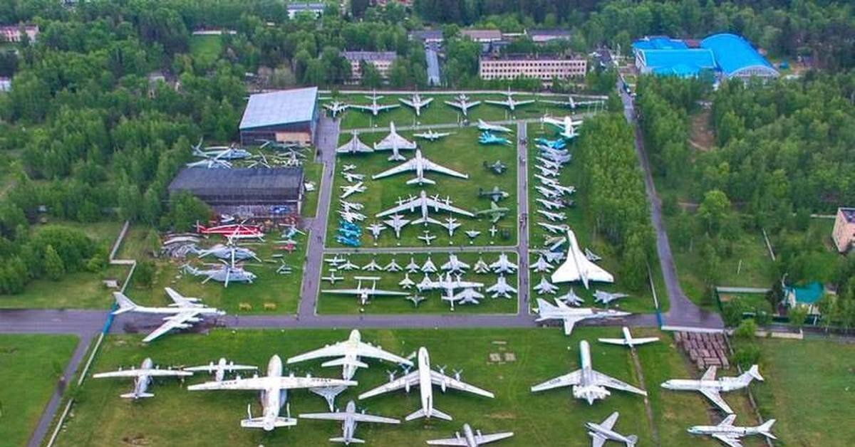 Общий вид музея авиации в Монино во время нашего посещения в 2001 году.