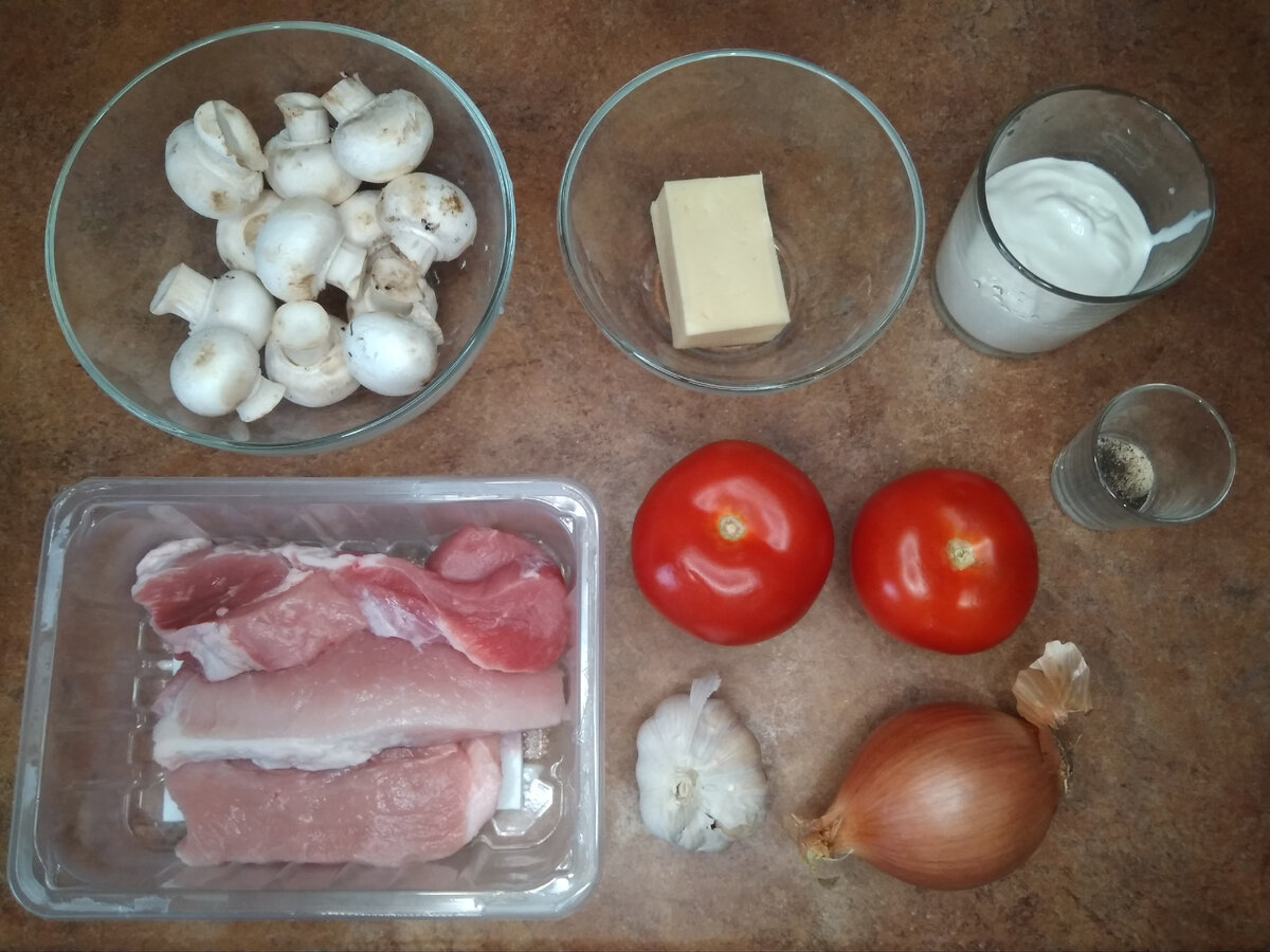 У меня из специй: соль, чеснок сушёный, приправа для свинины