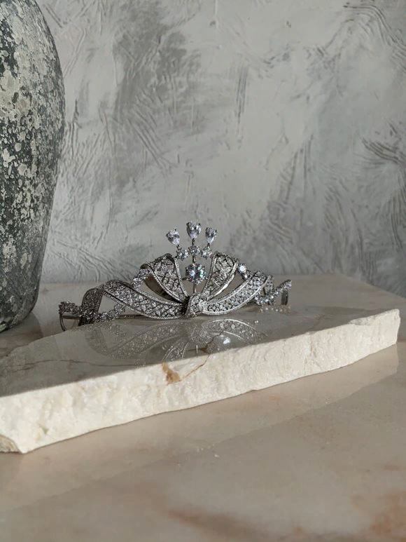 Реплика выполнена по мотивам бриллиантовой тиары из коллекции Albion Art