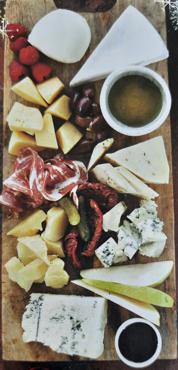 Сырная нарезка - это не только сыр, но и фрукты, ягоды, соленья, джемы и соусы