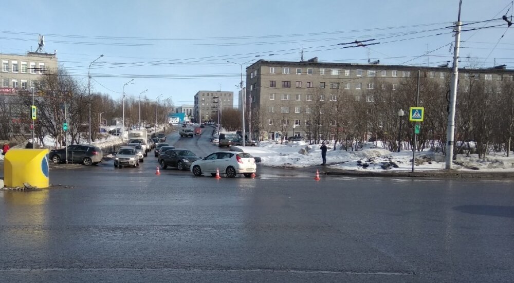 Мурманск, улица Шевченко. Справа серая пятиэтажка - с кафе "Дорожное".