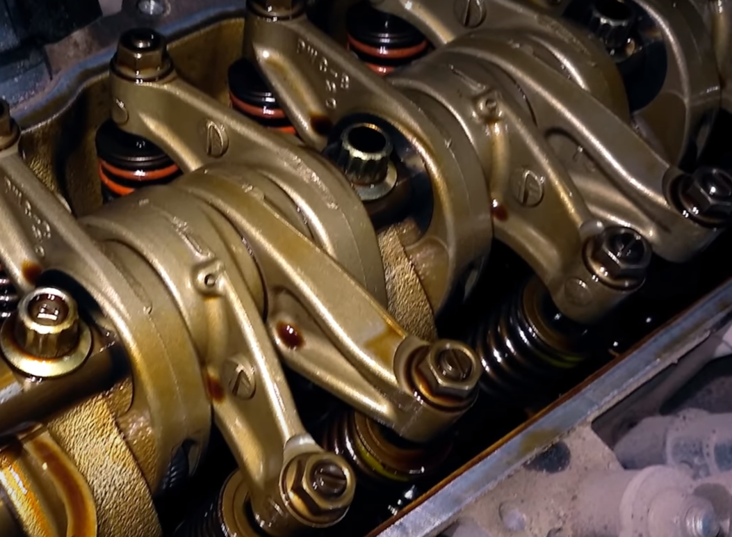 нормальное состояние деталей под клапанной крышкой