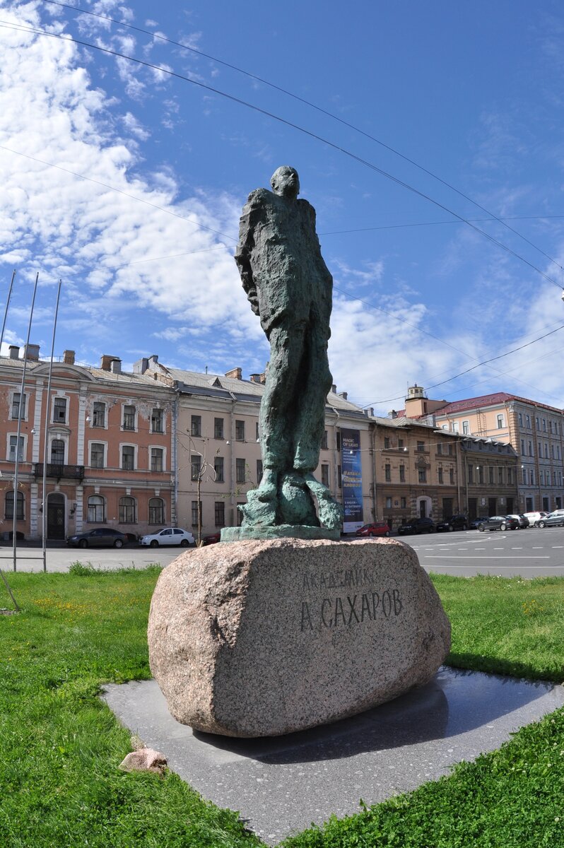 Памятник Андрею большому.