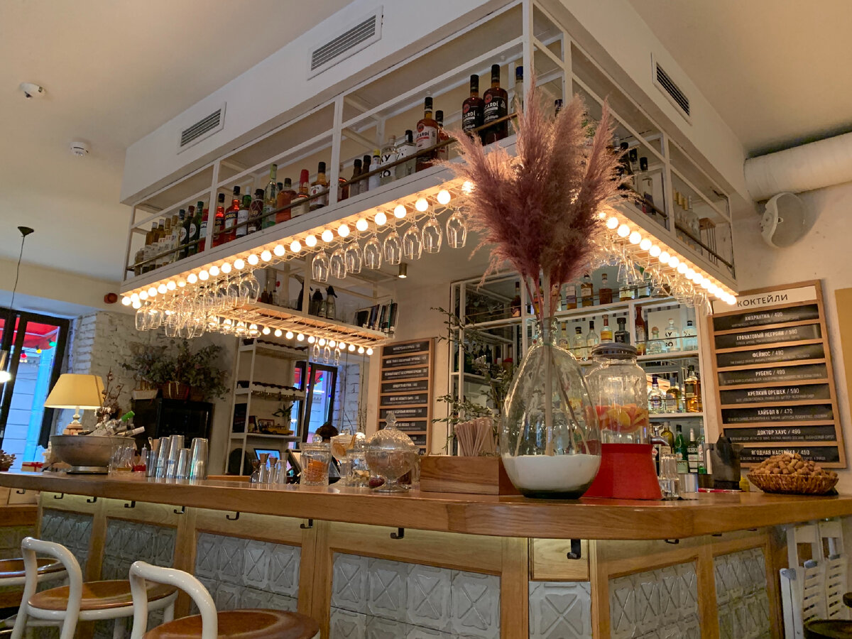 Уютная барная стоечка в кафе «Счастье» на Петроградской