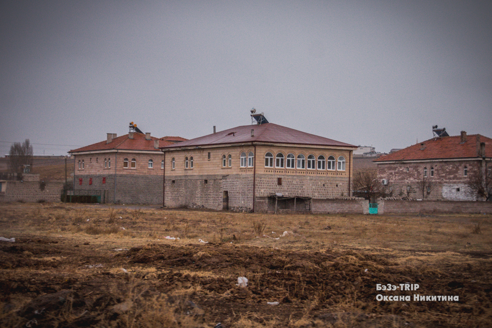 Для меня это загадка. Поехали посмотреть подземный город и ужаснулись городу на поверхности: Деринкую10