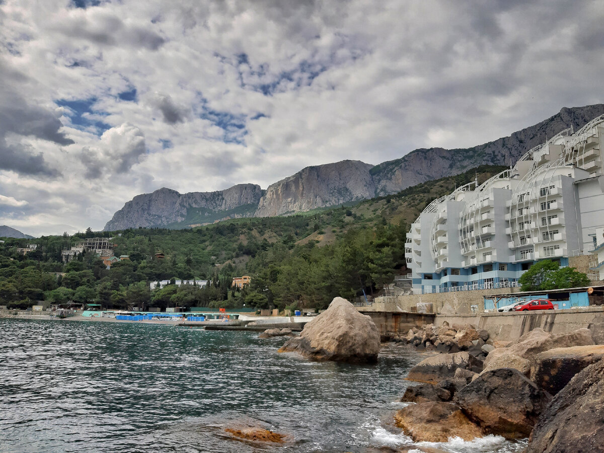 Кастрополь, здание на фото это Нептун центр