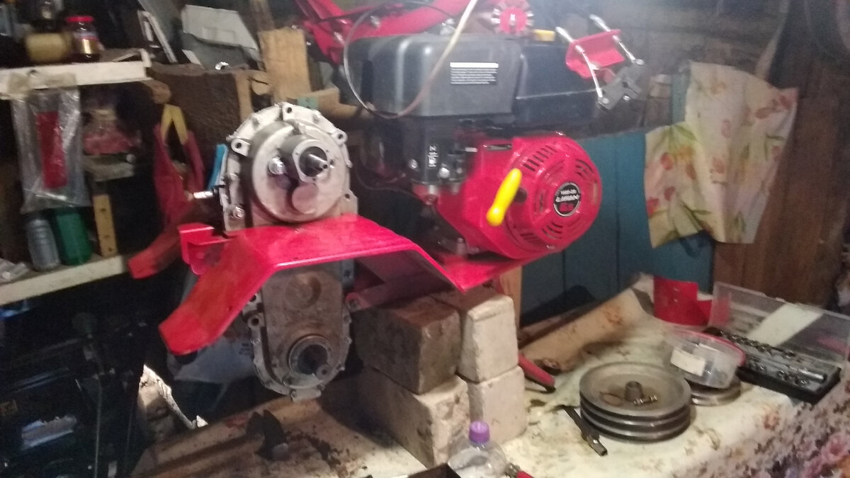 Здесь уже полуразобранный мотоблок стоит на кирпичах