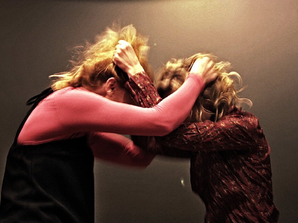 Два человека дерутся. Драка на корпоративе. Два человека дерутся. Билли херрингтон борьба. Дрались две.