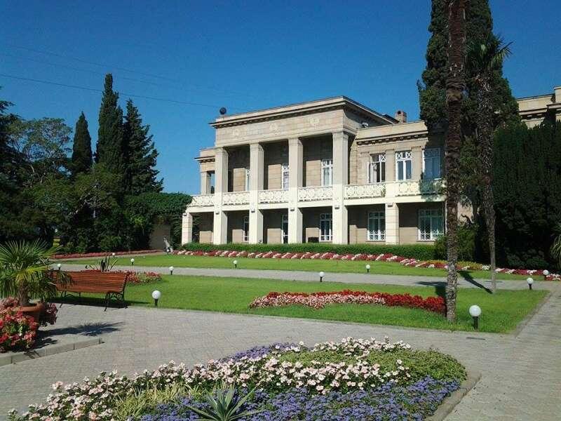 Кстати, по парку можно прогуляться даже не выходя из дома прямо в браузере:  http://nikitasad.ru//wp-content/uploads/3d/Nikita_sad.html