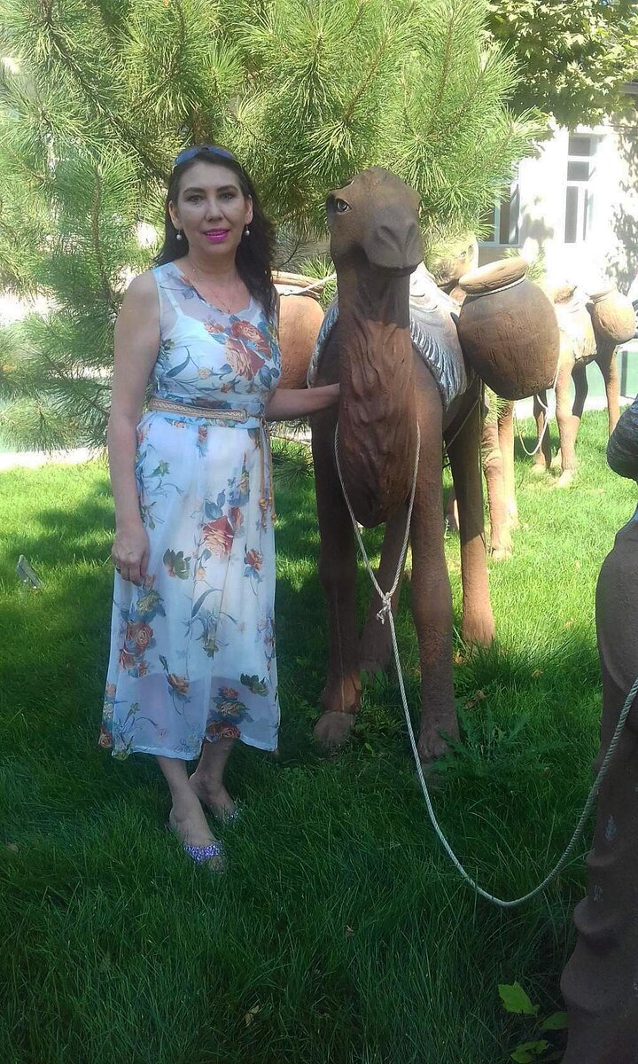 Это моя тётя. Ей уже 60 лет, из них 31 год одна на своих руках носит ребёнка-инвалида. А выглядит просто отлично, моложе своих лет