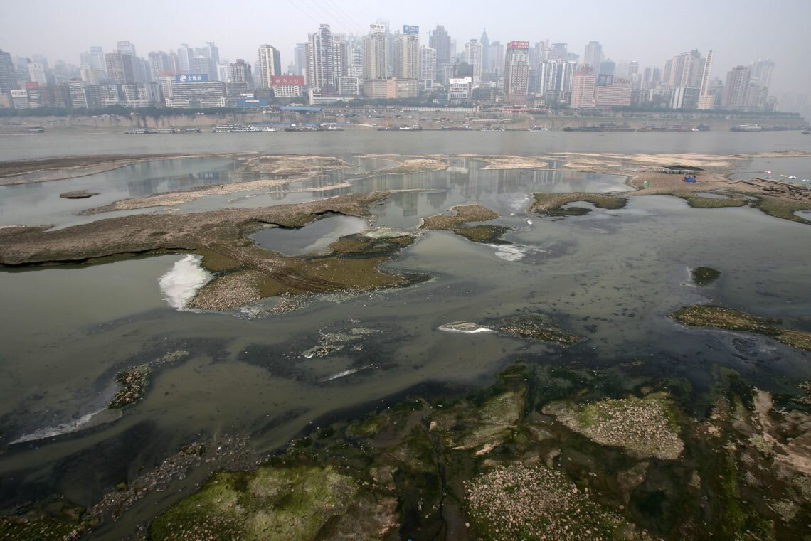 Огромная часть окруженная водой. Река Янцзы загрязнение. Река Янцзы Шанхай. Река Янцзы Китай загрязнение. Янцзы грязная река.