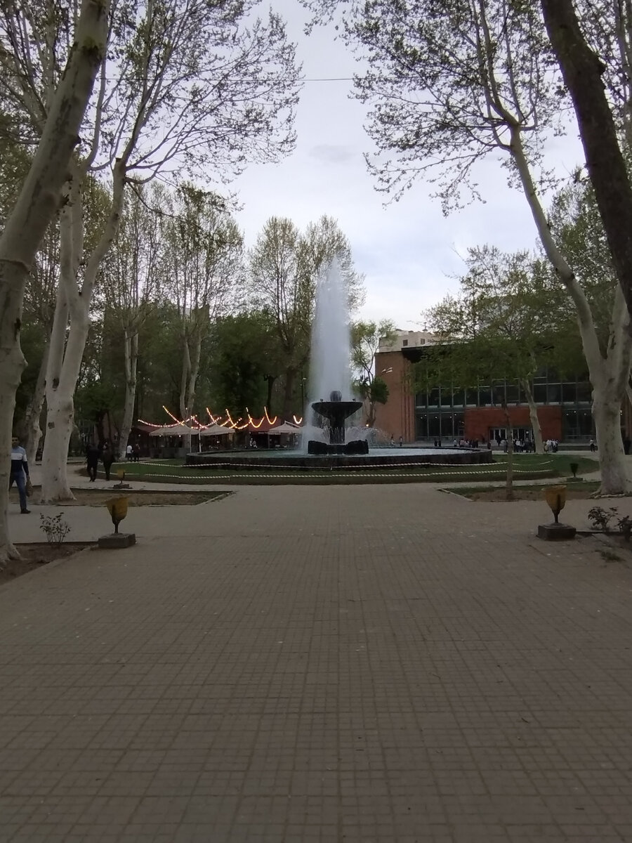 Фонтан Английского парка. На заднем фоне - театр им. Габриэла Сундукяна. Авторское фото