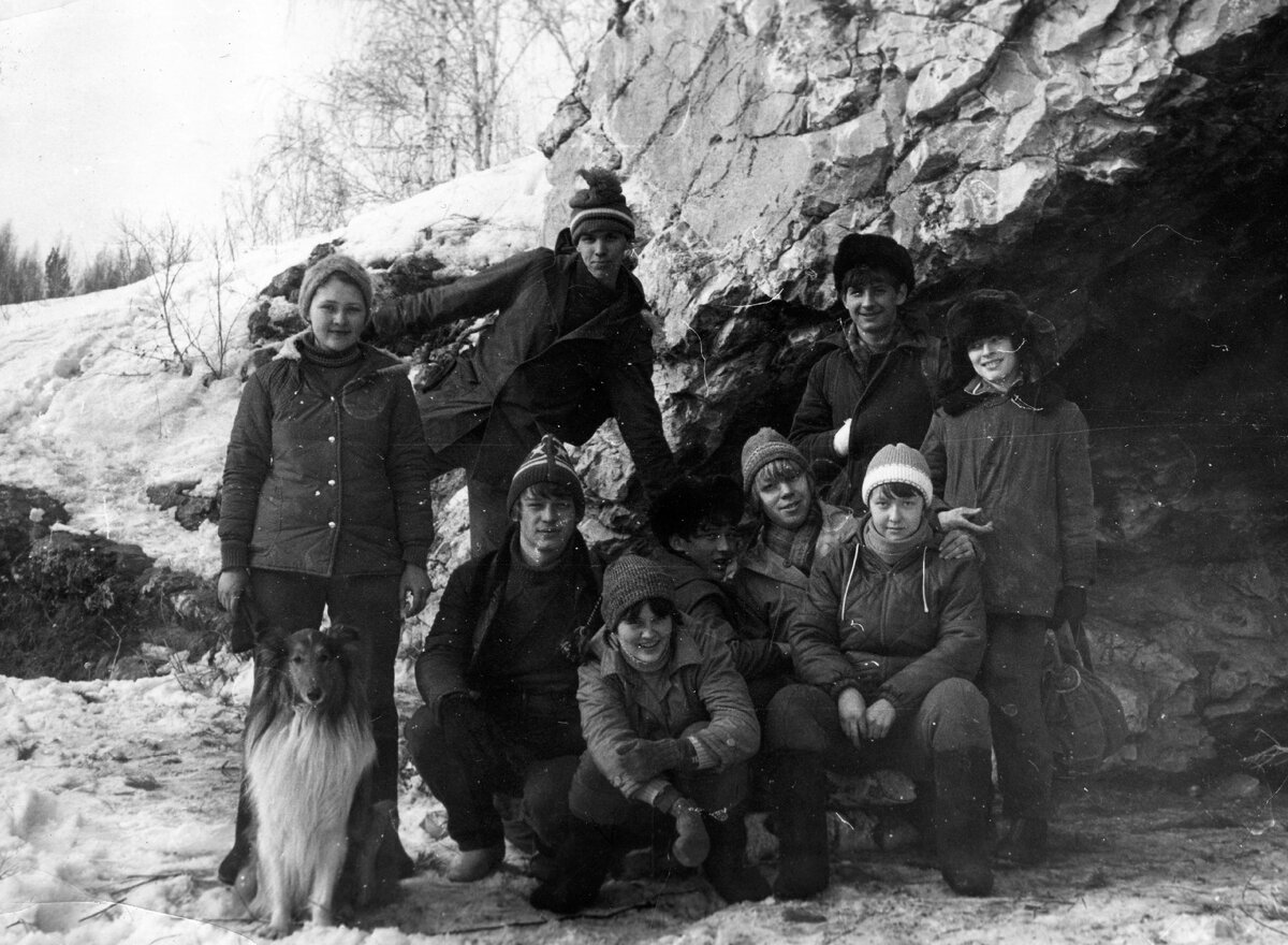 Первый спелеопоход, Смолинская. Наталия Цурихина с колли, Евгений - в верхнем ряду