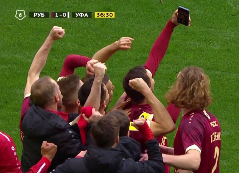 Рубин открыл счёт с пенальти и почти все игроки побежали делать селфи! Вот такой настрой был у игроков Рубина. Типа,дело сделано.