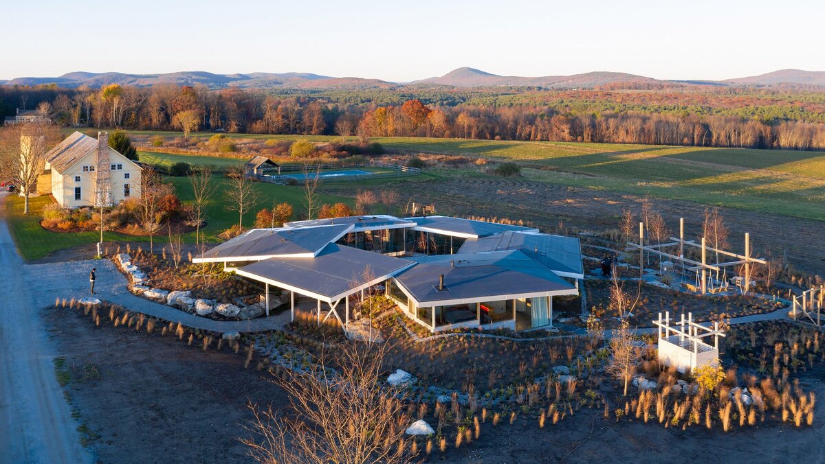 Источник изображения - https://static.dezeen.com/uploads/2022/09/flower-house-no-architecture-architecture-hero.jpg