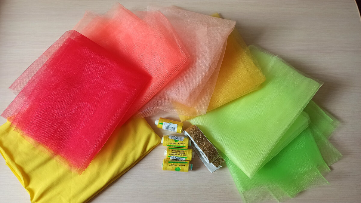 Сетка 6 цветов по 40 см, трикотаж кулирка 50 см, резинка и нитки.