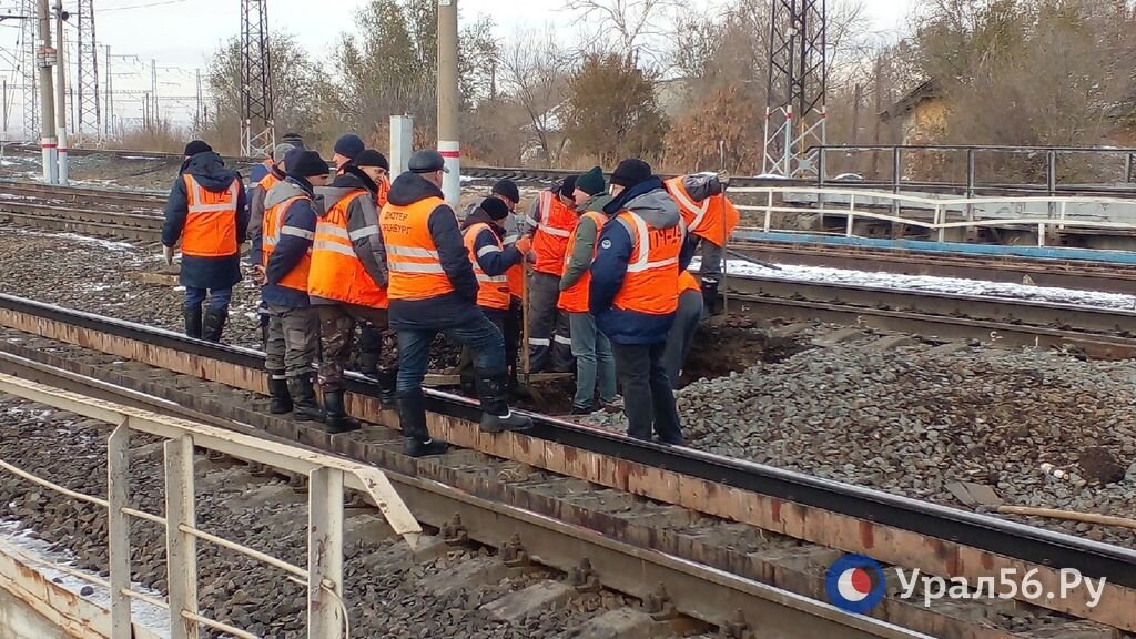    Дыру на ж/д мосту, который частично обрушился в Орске, закрыли металлическими плитами. Как выглядит место происшествия сейчас?