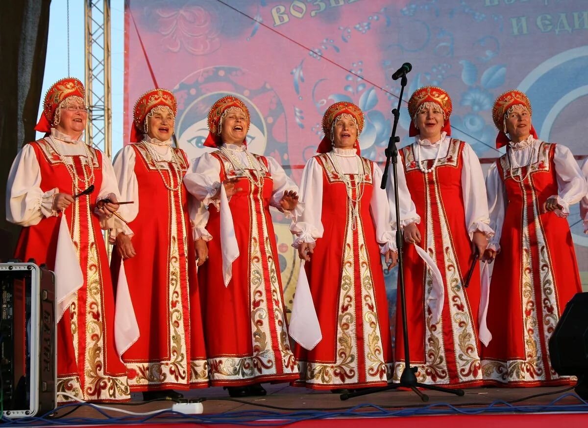 Ансамбль тётенек в кокошниках, фото из интернета. Им вполне можно пересекаться репертуаром и с Бабкиной, и с Кадышевой, и с Бурановскими бабушками