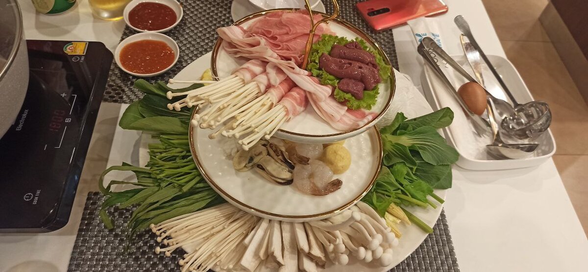 Для затравочки фотография сета с морепродуктами и мясом на двоих