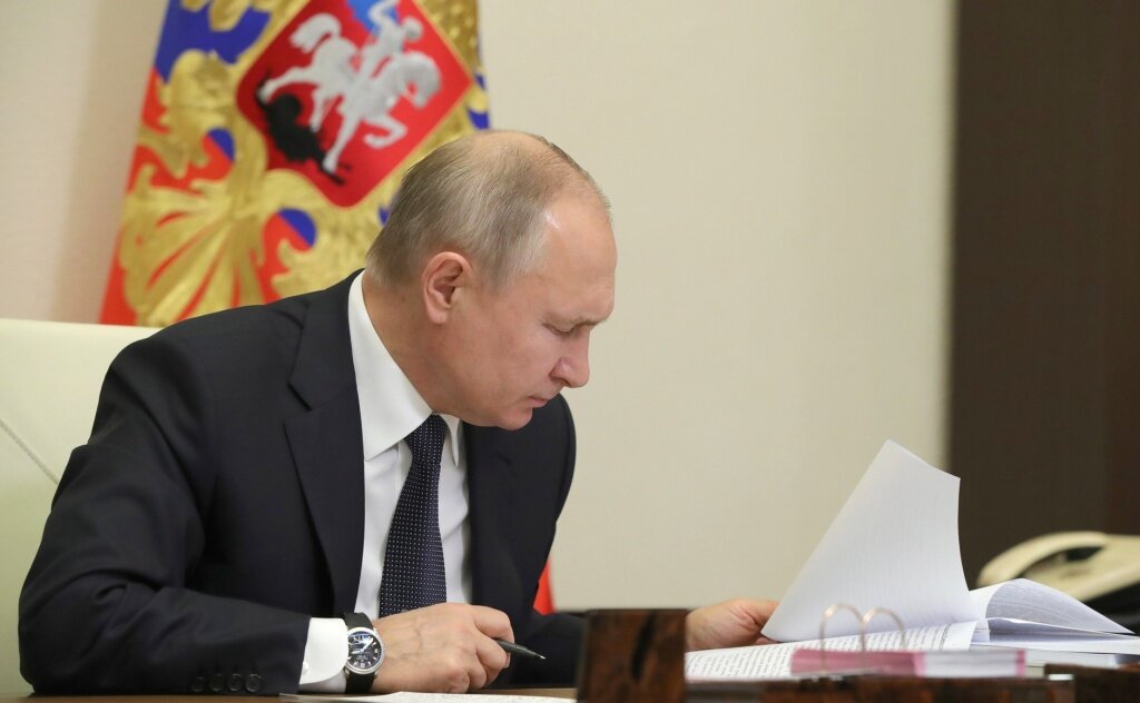 Президент России Владимир Путин подписал принятые ранее федеральные законы