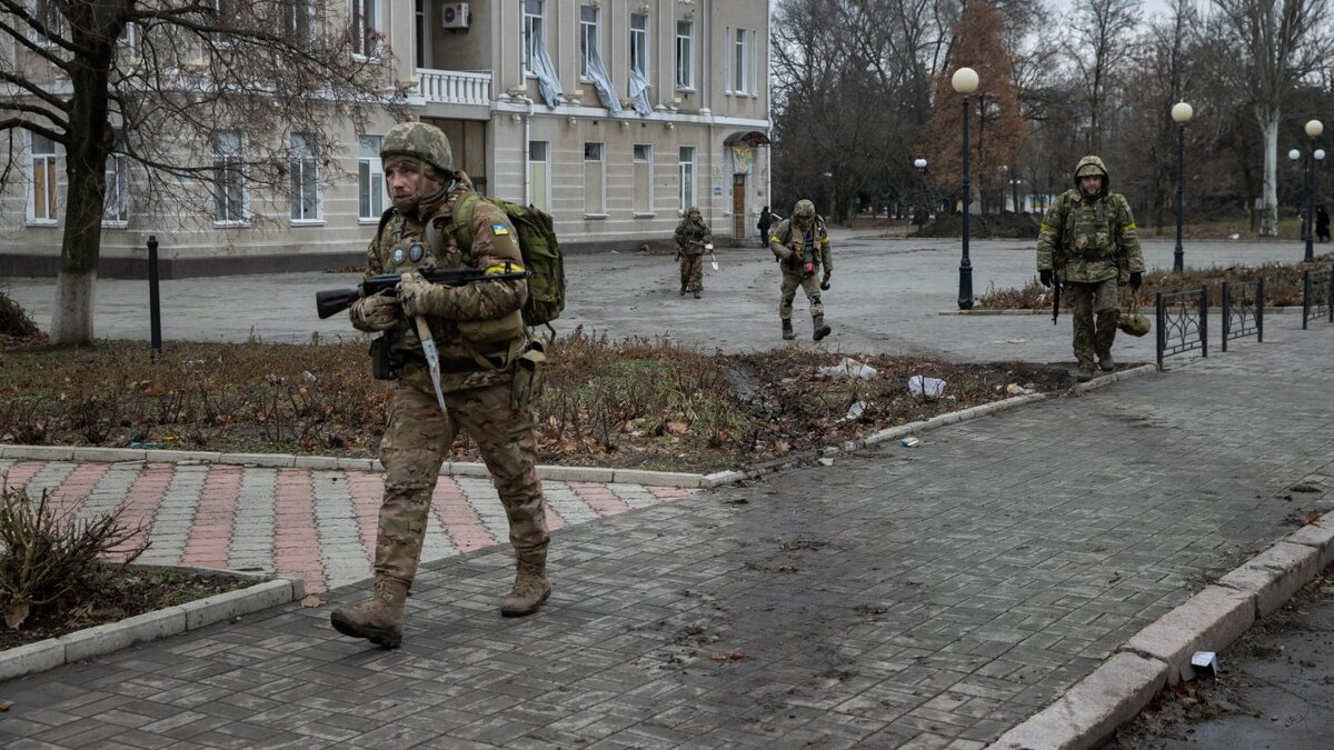 Солдаты ВСУ на улицах Бахмута. Фото The New York Times