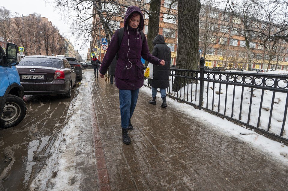     Расслабляться не стоит, уже в субботу гололед вернется в Петербург. Юлия ПЫХАЛОВА