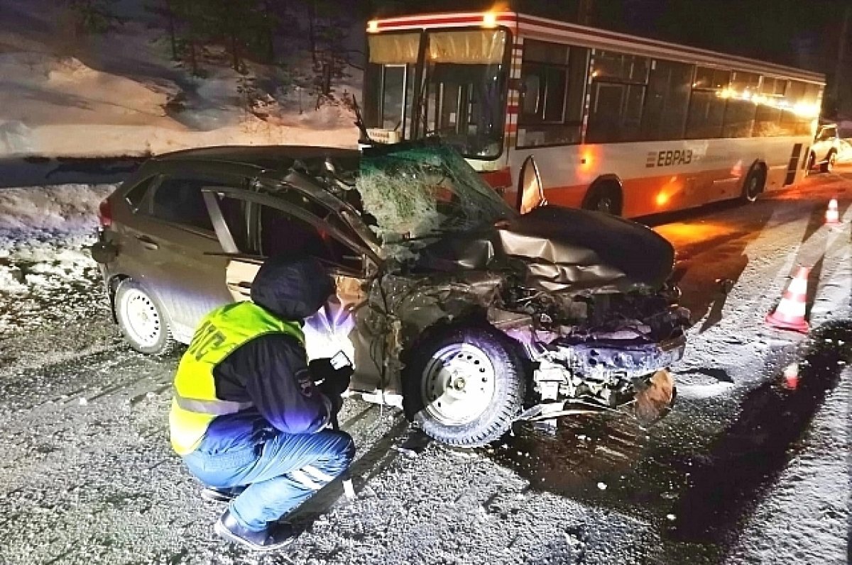    На свердловской трассе женщина на иномарке въехала в автобус с пассажирами