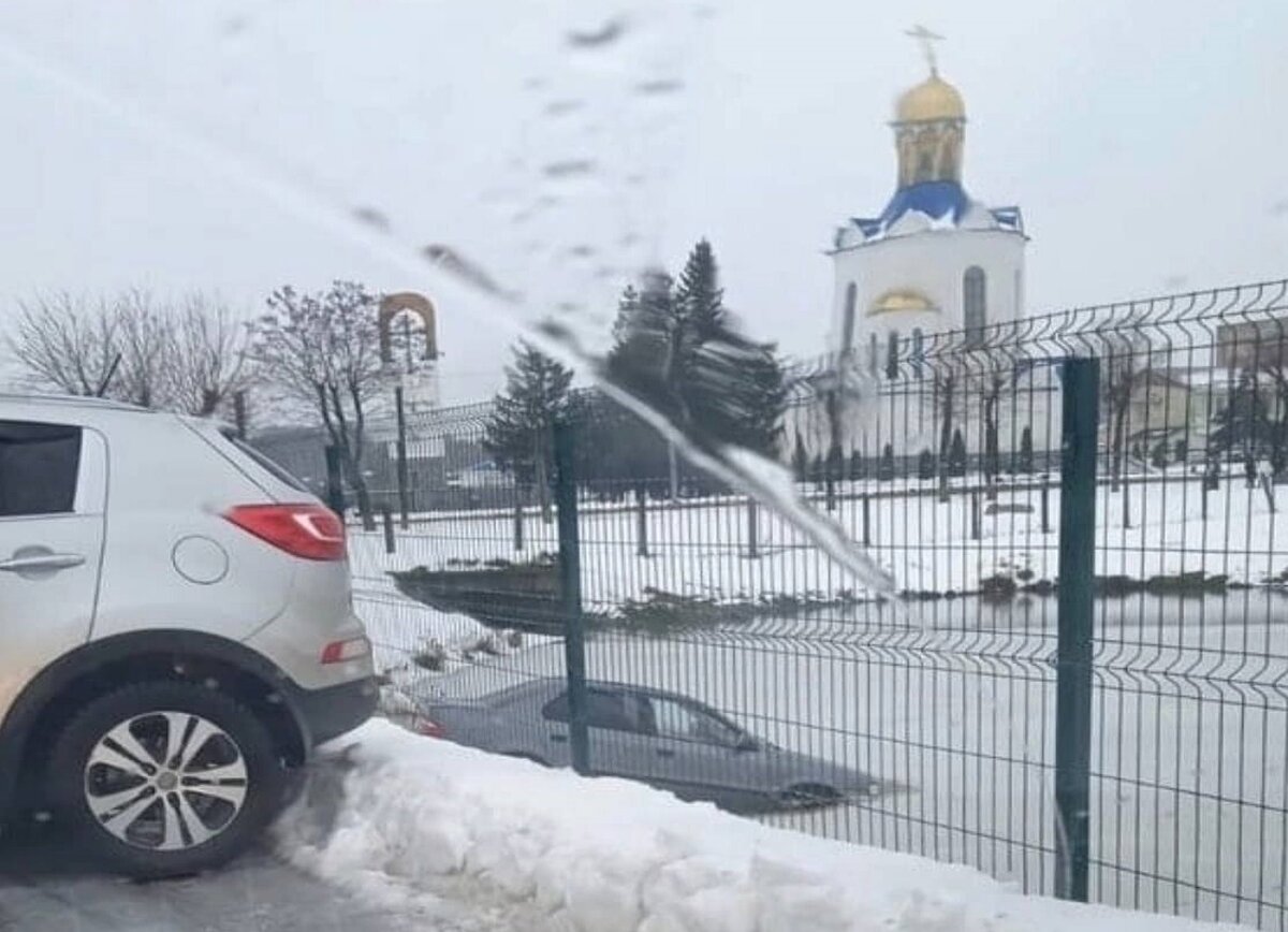    В Дятькове легковушка съехала в городской пруд с парковки: пассажир решил согреться avchernov