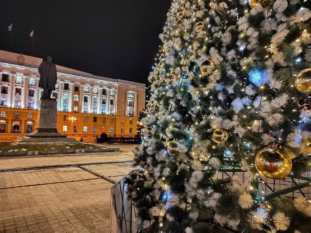 Куда сходить в Пензе на новогодние праздники, еще раз рассказали в пресс-службе пензенской администрации. С 11 декабря по 13 января работает приемная Деда Мороза на площади Ленина.