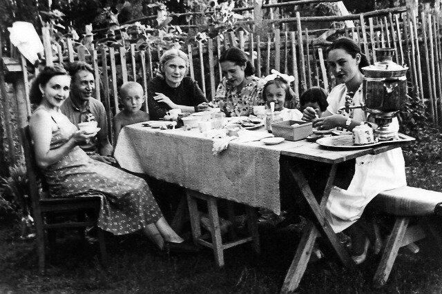    Магина и Абдурахман (крайние слева) прожили вместе 33 года. Фото: Из архива/ Альбина Абсалямова