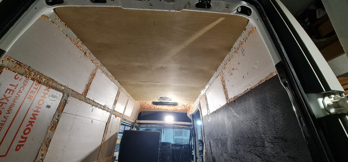 Самое сложное потолок. Здесь он готов. Черновой.